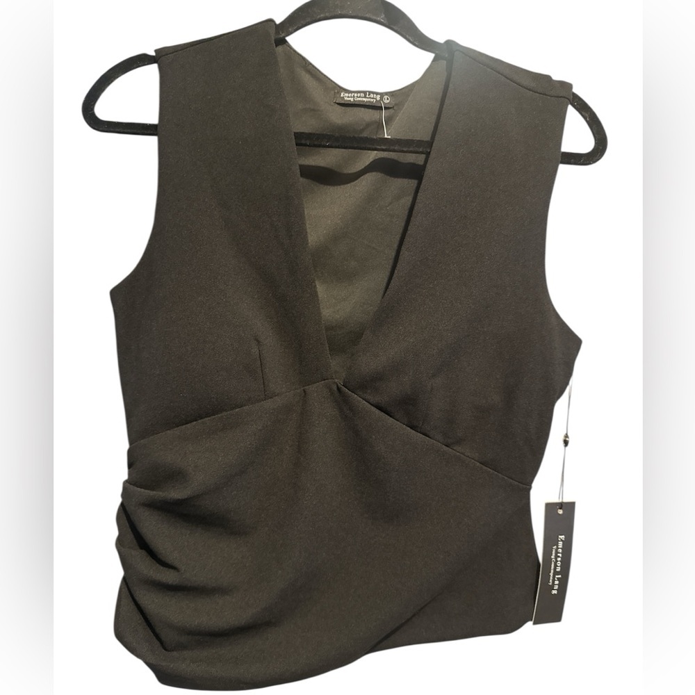 Emerson Lang Young Contemporary black sleeveless V-neck top w/ pleated detail L